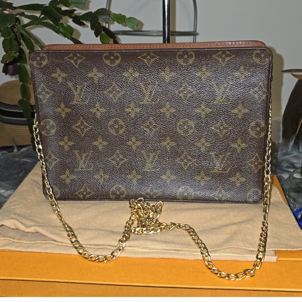 LOUIS VUITTON Clutch or Bag in a chain